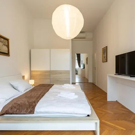 Urban Rooms-- Free Parking---2